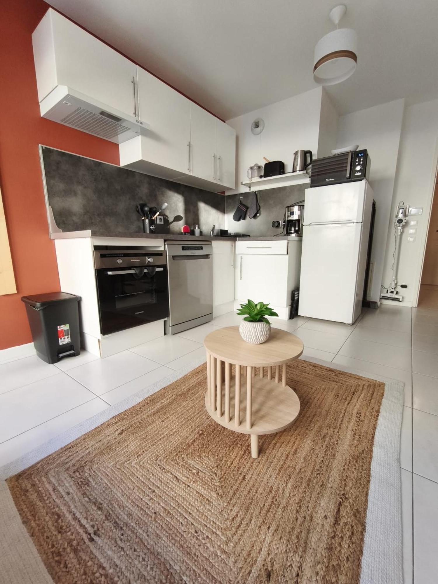 Apartment Calme Et Paisible, Climatise Avec Terrasse Au Dernier Etage, 100m Du Tramway Et 20 Min De La Promenade Des *